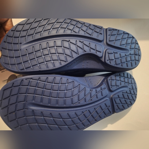 OOFOS Original Recovery Sandals in blu Moisture & Bacteria Resistant M9 W11- New - Picture 4 of 5